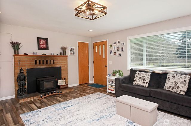 397 Lagoon Point Road, Greenbank, WA 98253