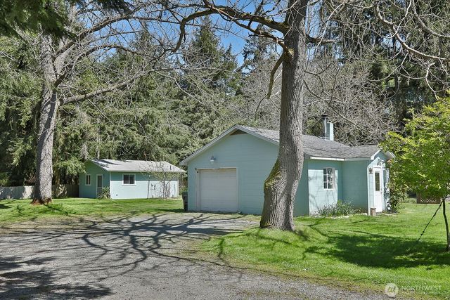 397 Lagoon Point Road, Greenbank, WA 98253