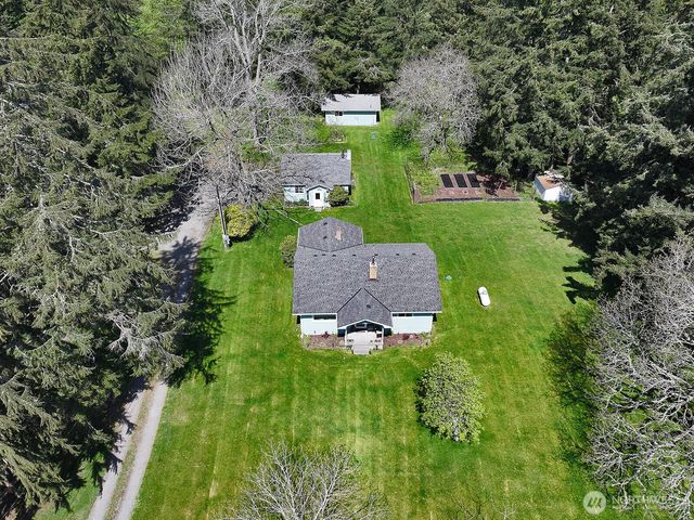 397 Lagoon Point Road, Greenbank, WA 98253