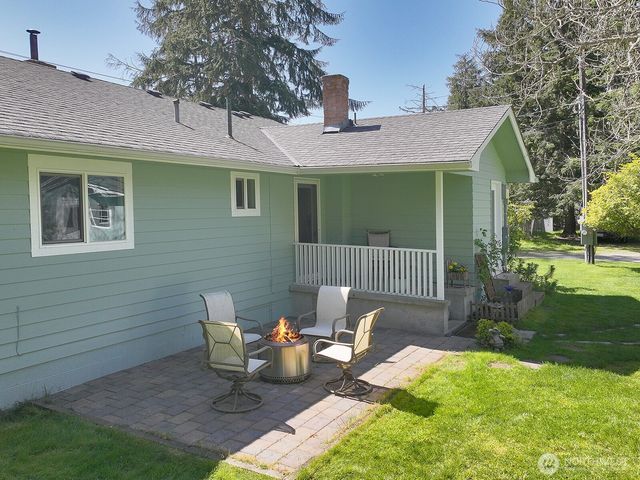 397 Lagoon Point Road, Greenbank, WA 98253
