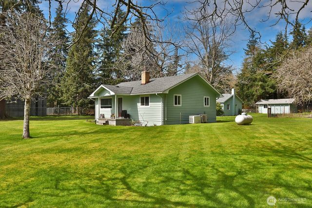 397 Lagoon Point Road, Greenbank, WA 98253