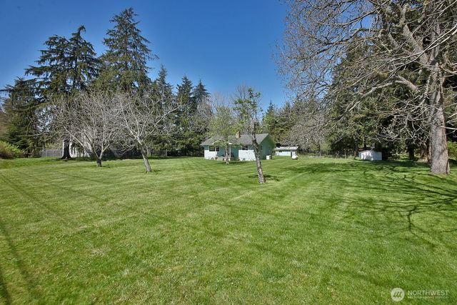 397 Lagoon Point Road, Greenbank, WA 98253