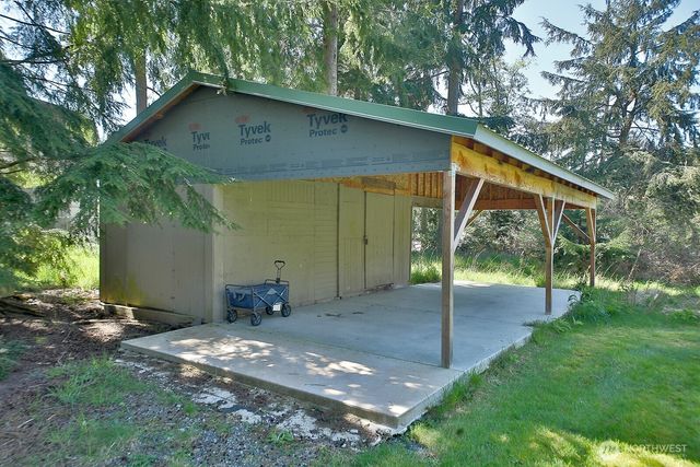 397 Lagoon Point Road, Greenbank, WA 98253