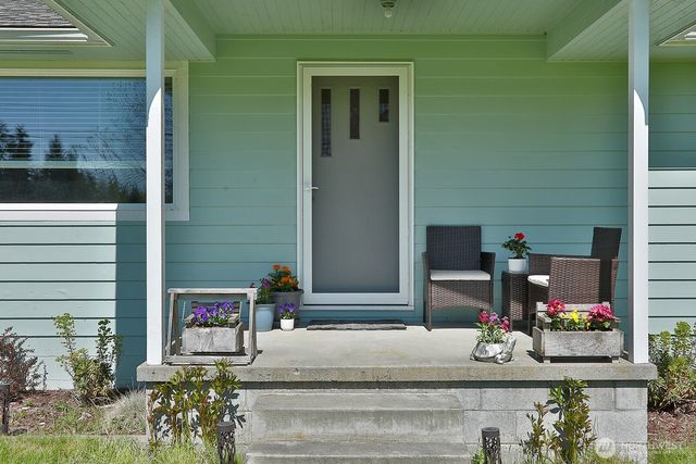 397 Lagoon Point Road, Greenbank, WA 98253