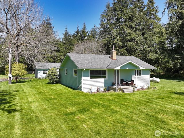 397 Lagoon Point Road, Greenbank, WA 98253