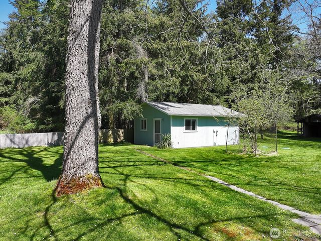 397 Lagoon Point Road, Greenbank, WA 98253