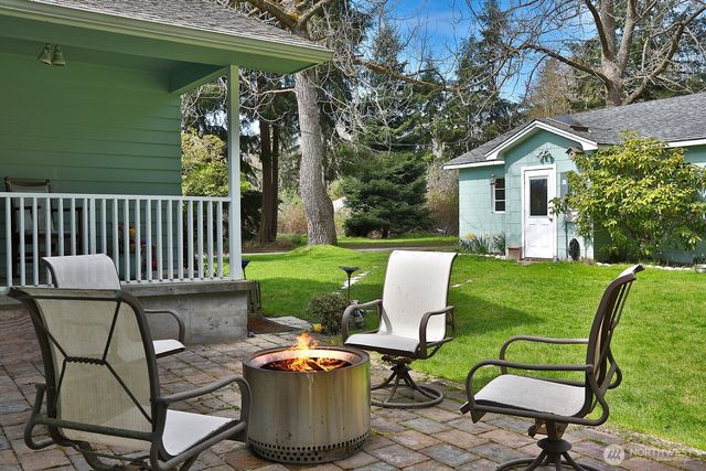 397 Lagoon Point Road, Greenbank, WA 98253