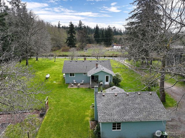 397 Lagoon Point Road, Greenbank, WA 98253