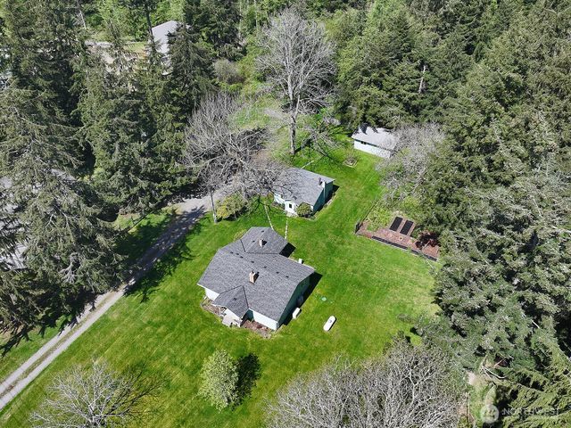 397 Lagoon Point Road, Greenbank, WA 98253