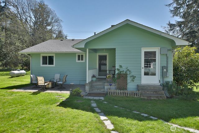 397 Lagoon Point Road, Greenbank, WA 98253