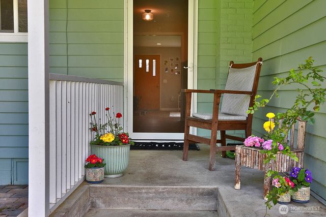 397 Lagoon Point Road, Greenbank, WA 98253