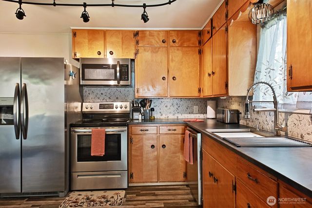 397 Lagoon Point Road, Greenbank, WA 98253