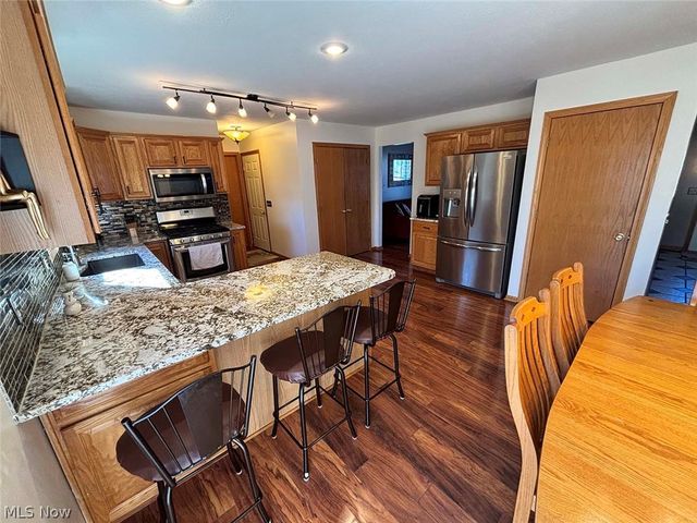 907 Park Village Drive, Louisville, OH 44641