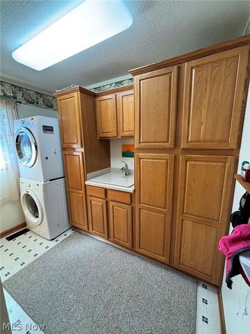 907 Park Village Drive, Louisville, OH 44641