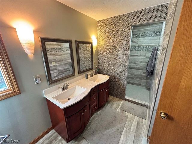 907 Park Village Drive, Louisville, OH 44641