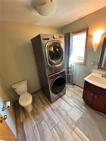 907 Park Village Drive, Louisville, OH 44641