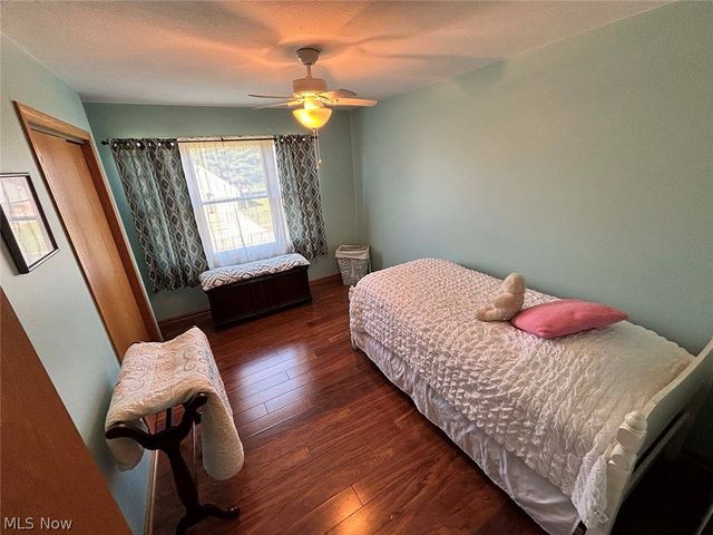 907 Park Village Drive, Louisville, OH 44641