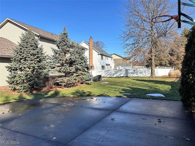 907 Park Village Drive, Louisville, OH 44641