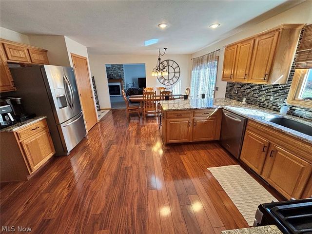 907 Park Village Drive, Louisville, OH 44641