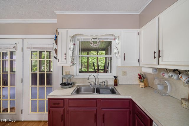 303 Cloverleaf Court, Mount Carmel, TN 37645