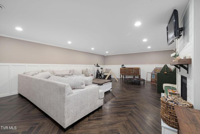 303 Cloverleaf Court, Mount Carmel, TN 37645
