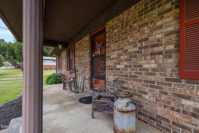 303 Cloverleaf Court, Mount Carmel, TN 37645