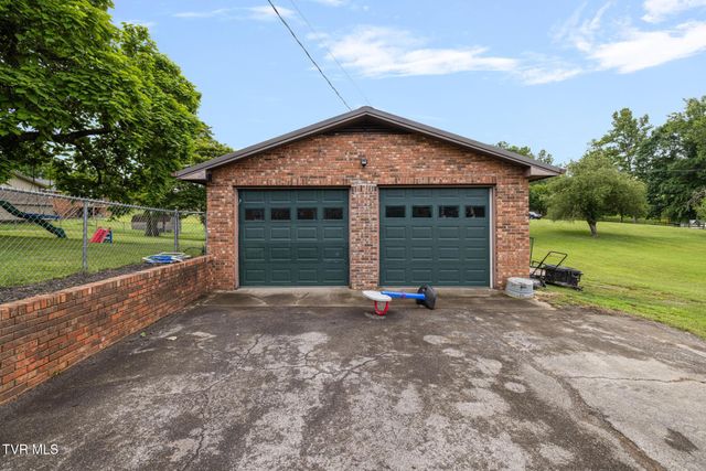 303 Cloverleaf Court, Mount Carmel, TN 37645