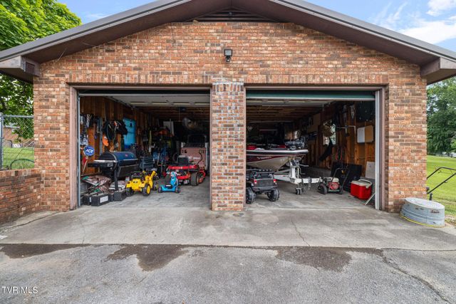 303 Cloverleaf Court, Mount Carmel, TN 37645