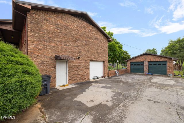 303 Cloverleaf Court, Mount Carmel, TN 37645