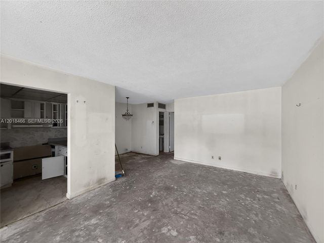 2050 NE 39th St W112, Lighthouse Point, FL 33064