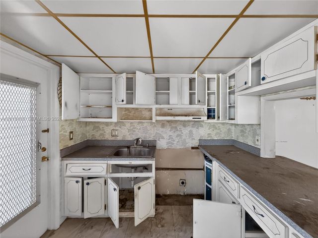 2050 NE 39th St W112, Lighthouse Point, FL 33064