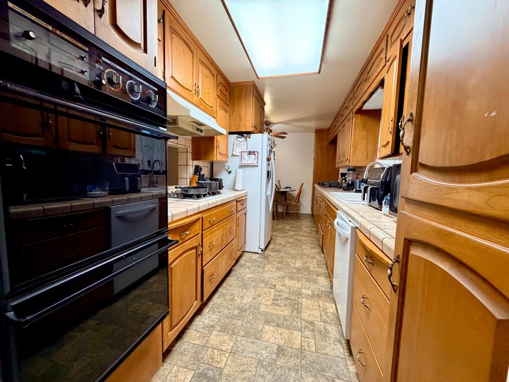 Image 11 of property listing at 906 W. Ashcroft, Fresno, CA 93705