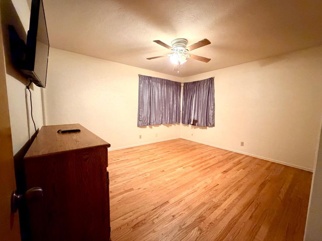 Image 12 of property listing at 906 W. Ashcroft, Fresno, CA 93705