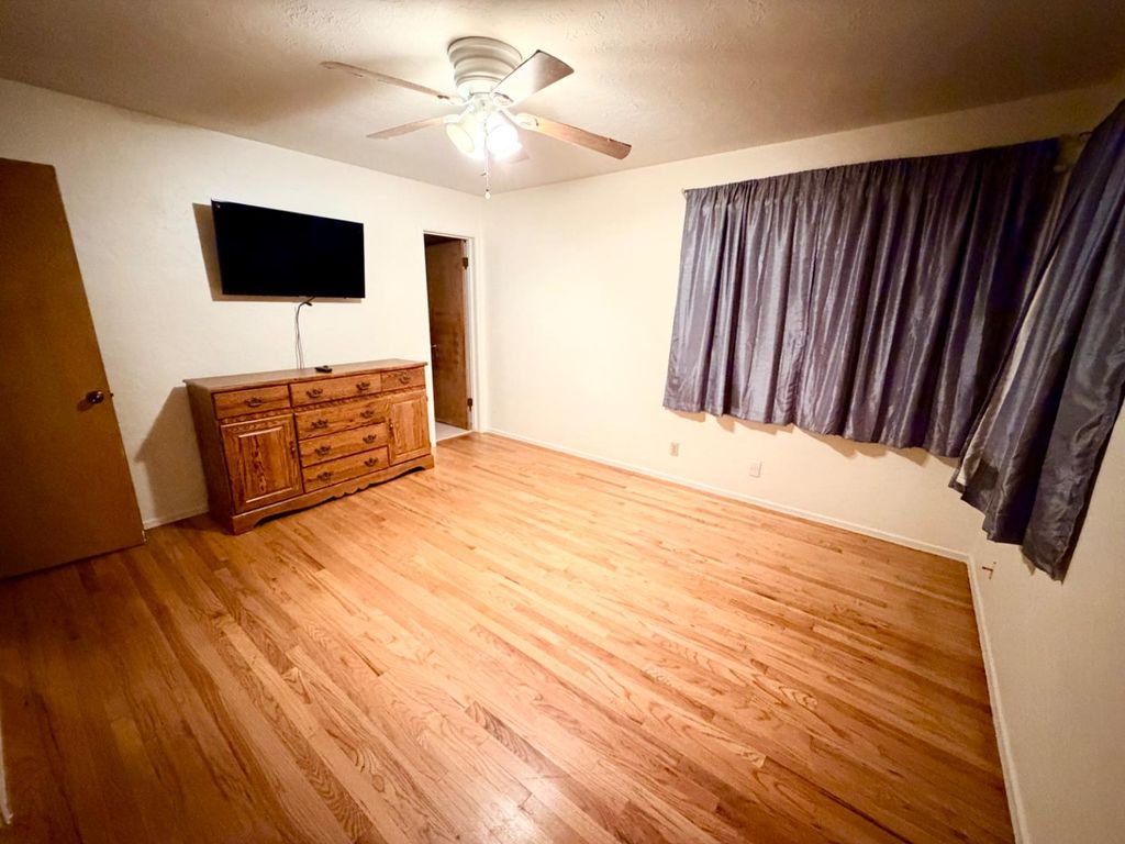 Image 13 of property listing at 906 W. Ashcroft, Fresno, CA 93705