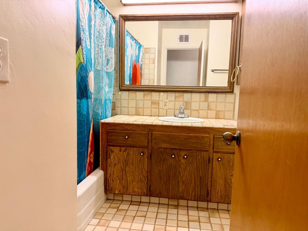 Image 19 of property listing at 906 W. Ashcroft, Fresno, CA 93705