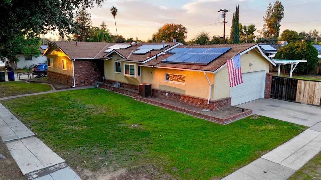 Image 2 of property listing at 906 W. Ashcroft, Fresno, CA 93705