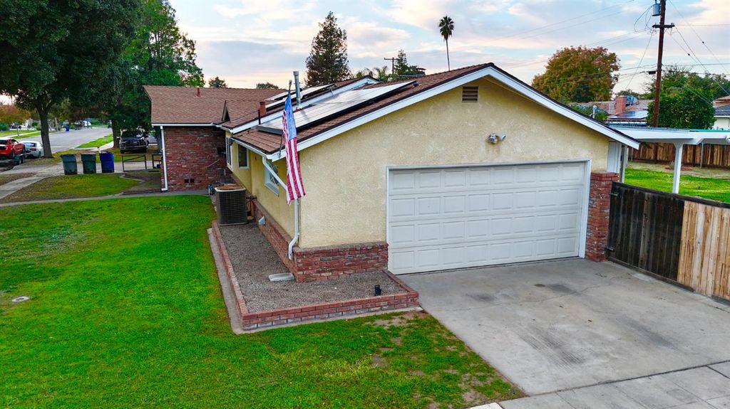Image 3 of property listing at 906 W. Ashcroft, Fresno, CA 93705