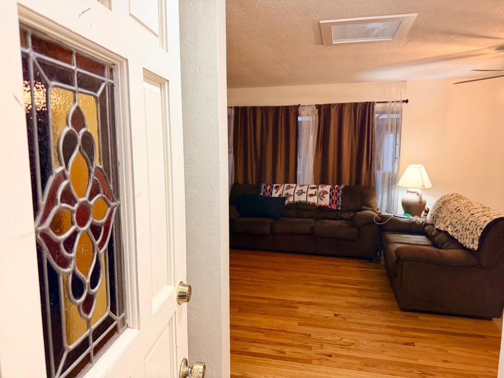 Image 4 of property listing at 906 W. Ashcroft, Fresno, CA 93705