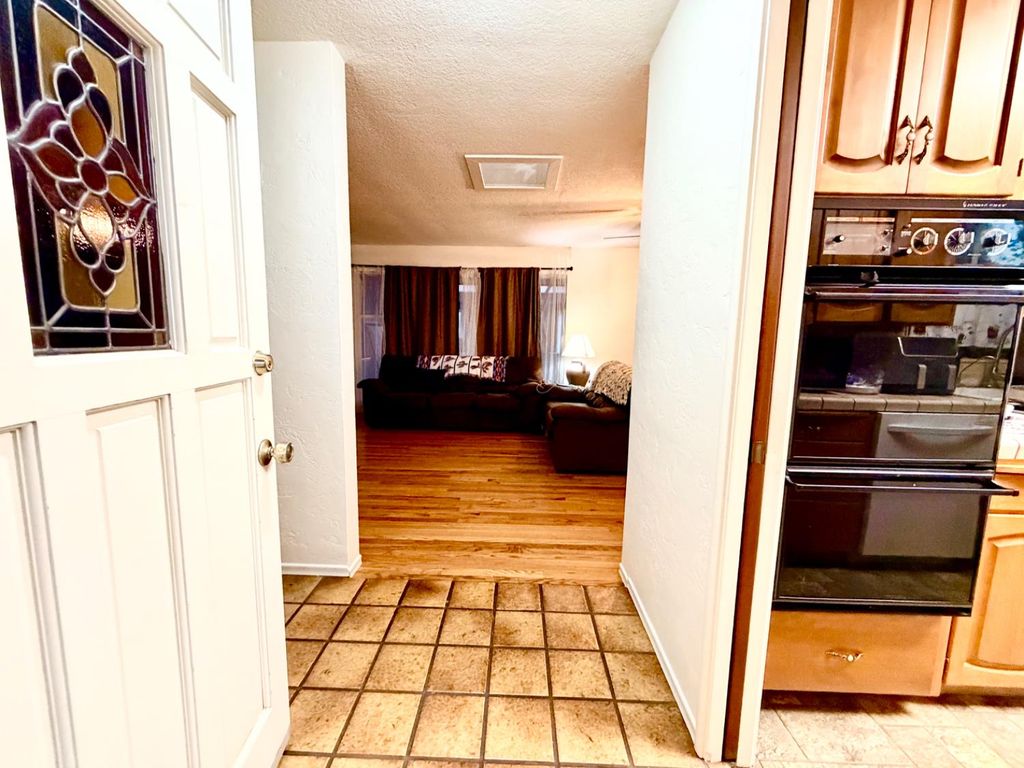 Image 5 of property listing at 906 W. Ashcroft, Fresno, CA 93705