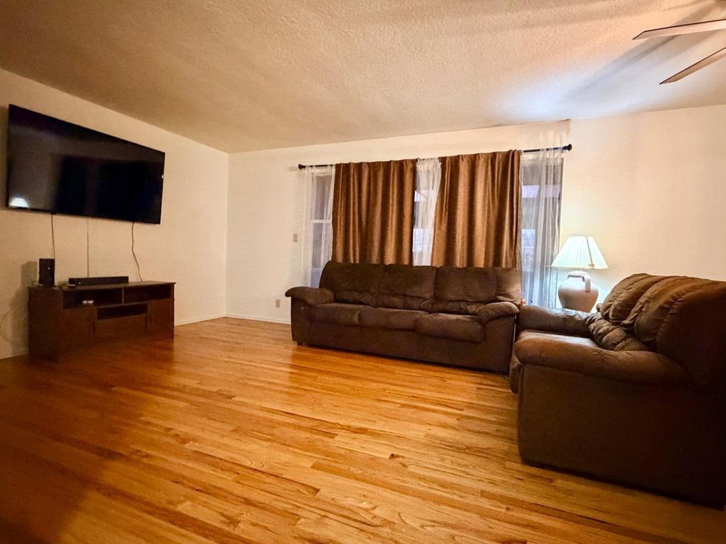 Image 6 of property listing at 906 W. Ashcroft, Fresno, CA 93705