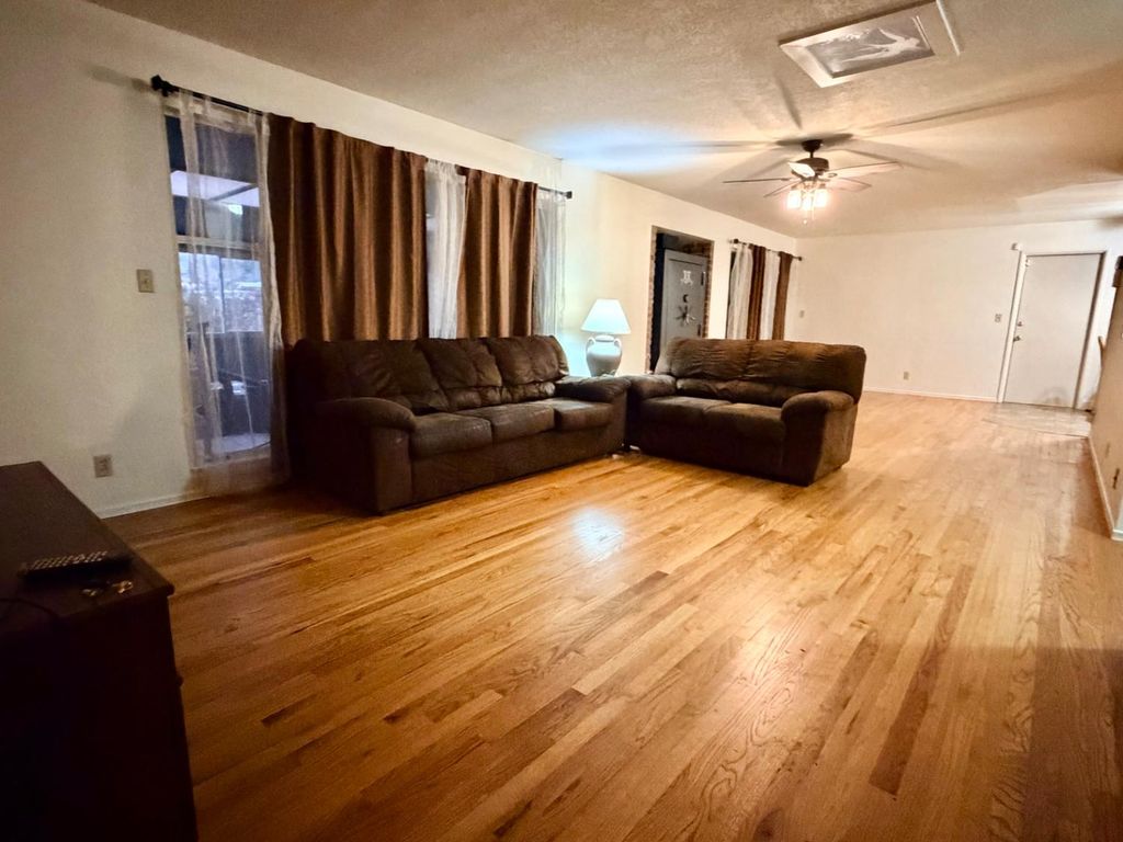 Image 7 of property listing at 906 W. Ashcroft, Fresno, CA 93705