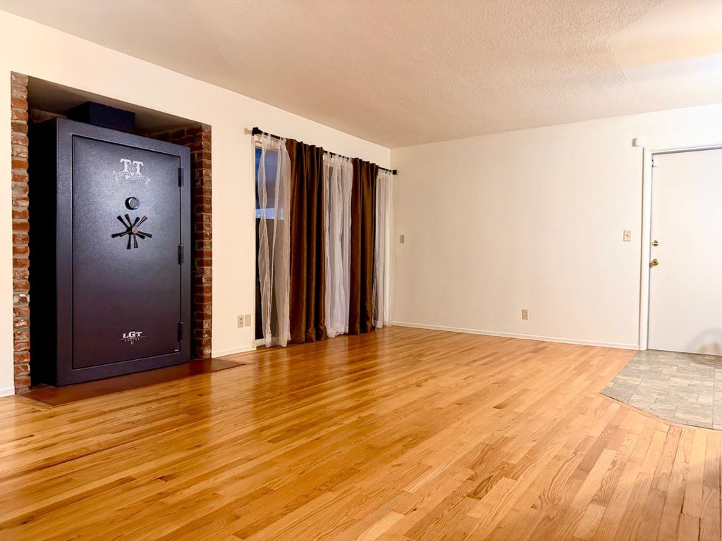 Image 8 of property listing at 906 W. Ashcroft, Fresno, CA 93705