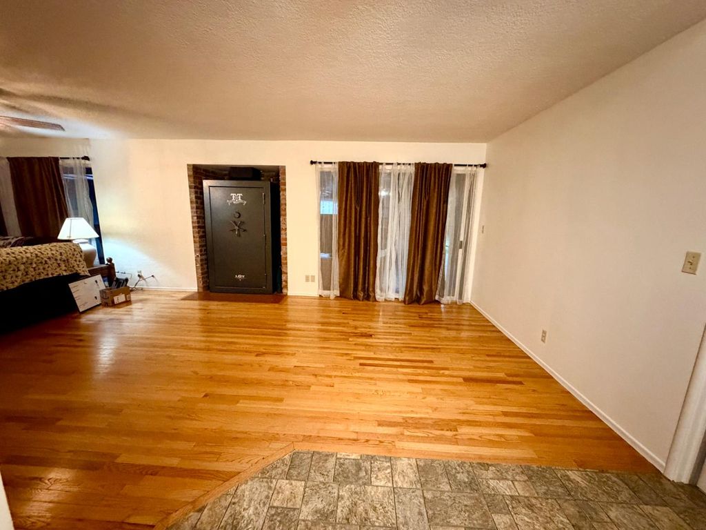 Image 9 of property listing at 906 W. Ashcroft, Fresno, CA 93705