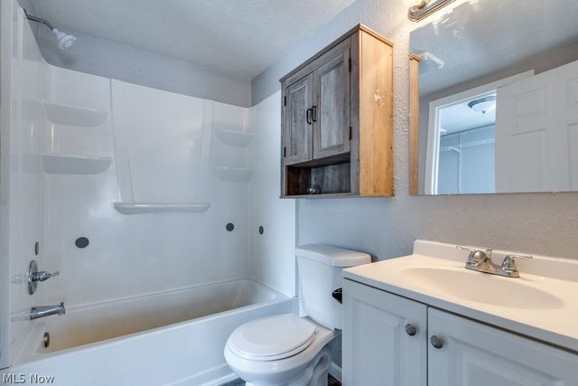 3949 Beck Avenue, Louisville, OH 44641