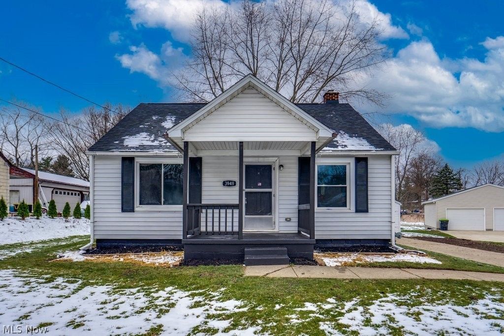 3949 Beck Avenue, Louisville, OH 44641
