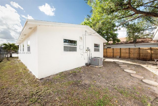 3017 NW 2nd St, Pompano Beach, FL 33069