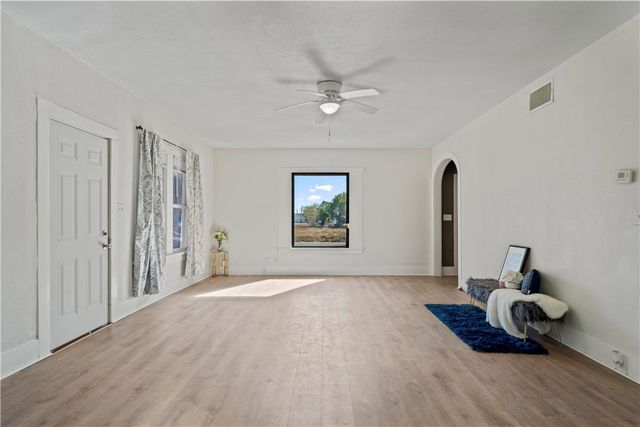 808 W Yoakum Ave, Kingsville, TX 78363