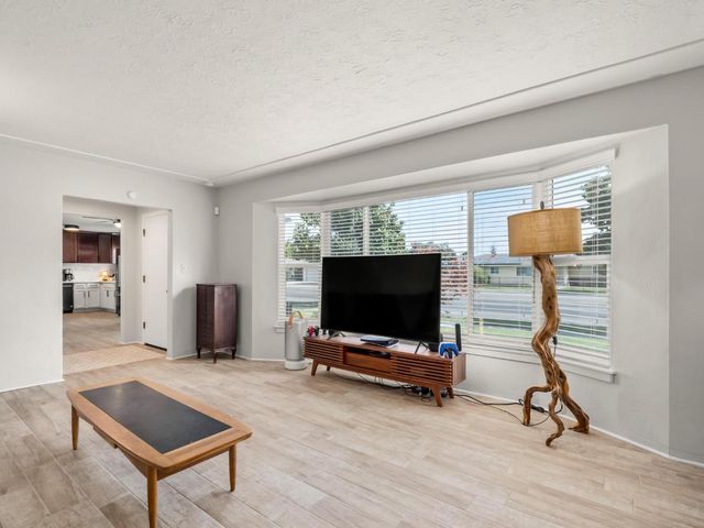 2705 N West Avenue, Fresno, CA 93705