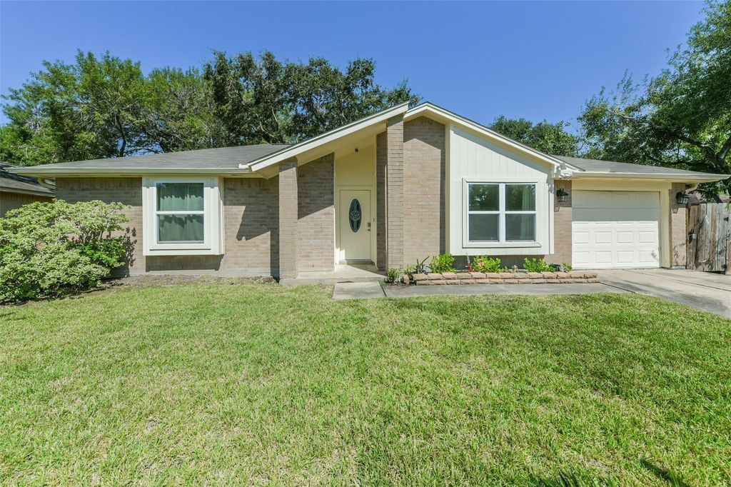 2502 Drummer Drive, League City, TX 77573