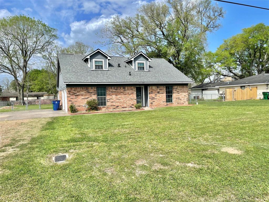 509 Dwyer Street, Angleton, TX 77515